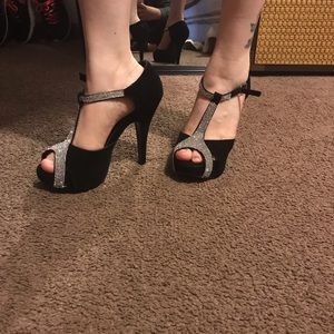 Zapatilla negra con diamantes